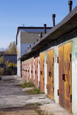 Garaj kapıları güneşli bir dizi
