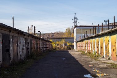Garaj kapıları güneşli bir dizi
