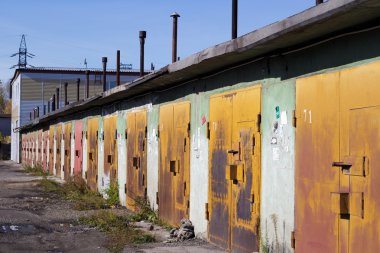 Garaj kapıları güneşli bir dizi
