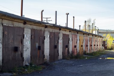 Garaj kapıları güneşli bir dizi