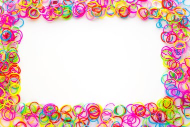 Aksesuar beyaz bir arka plan üzerinde dokuma renkli lastik bantlar