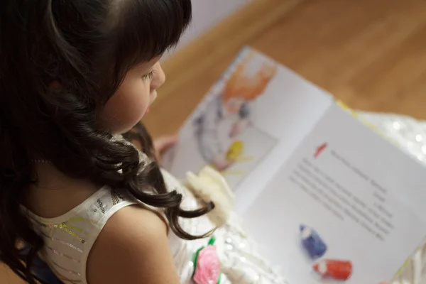 güzel küçük bir kız bir kitap okuma