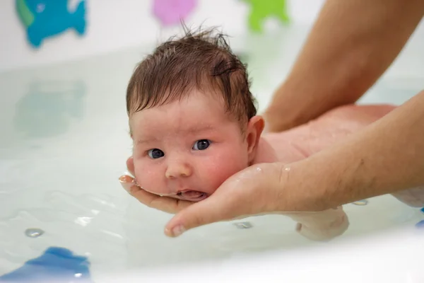 Новорожденный ребенок купается и плавает — стоковое фото
