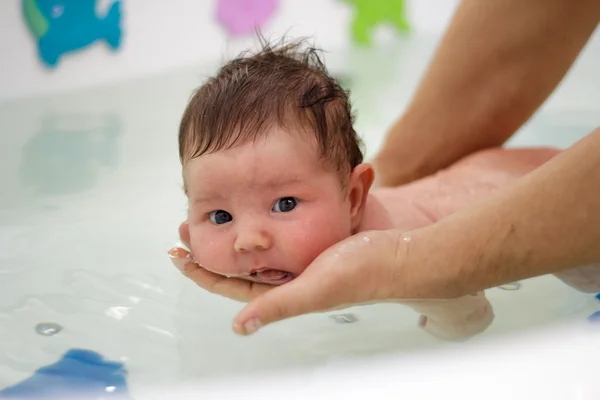 Yeni doğan bebek banyo ve Yüzme
