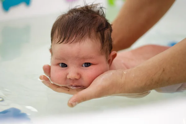 Neugeborene baden und schwimmen — Stockfoto