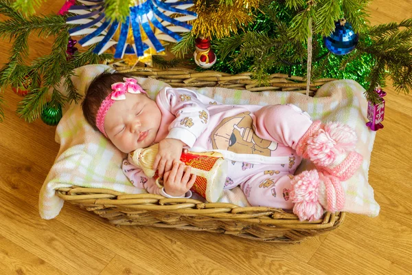 Новорожденный ребенок спит в корзине — стоковое фото