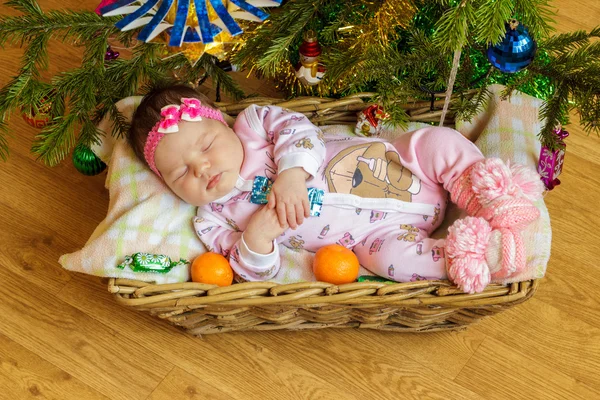 Новорожденный ребенок спит в корзине — стоковое фото