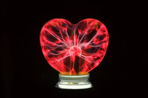 Corazón de bola de plasma brillando en la oscuridad — Foto de Stock