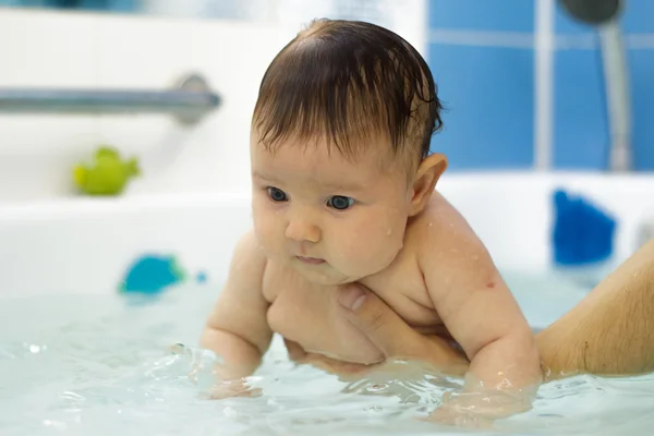 Yeni doğan bebek banyo ve Yüzme