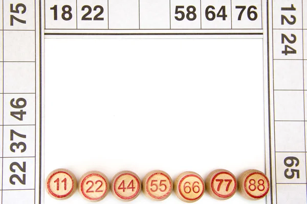 Fusti di legno e carte per il gioco del lotto o del bingo — Foto Stock