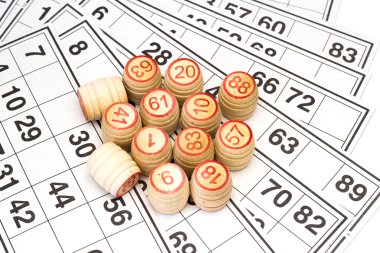 Ahşap kegs ve Loto veya bingo kartları oyun