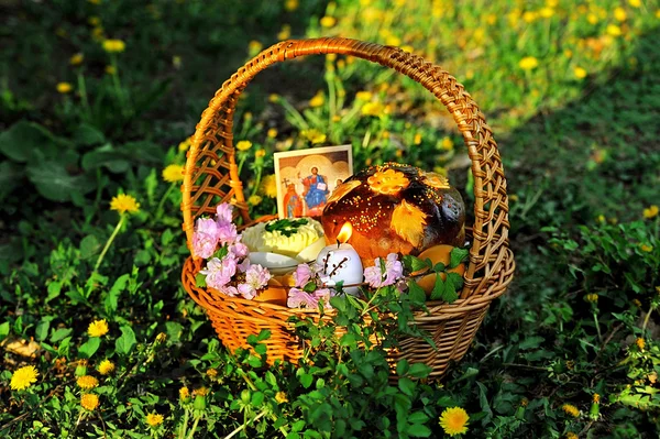 Easter basket op het gras met paardebloem — Stockfoto