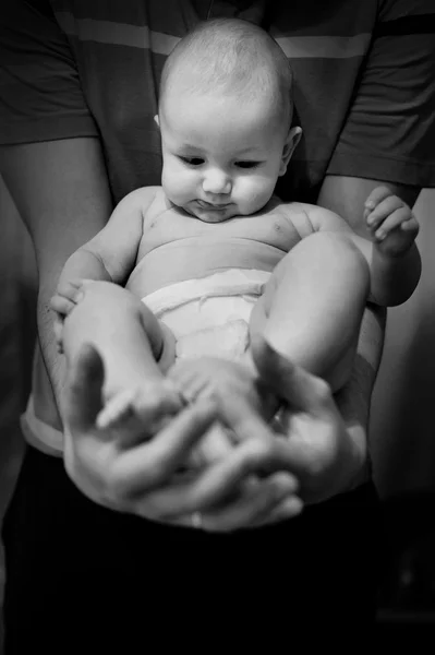 Kleine baby in de armen van de vader — Stockfoto