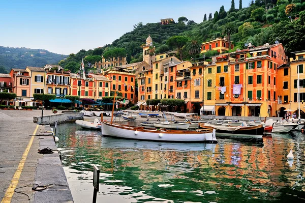 Baia di Portofino e piazza centrale in Liguria — Foto Stock