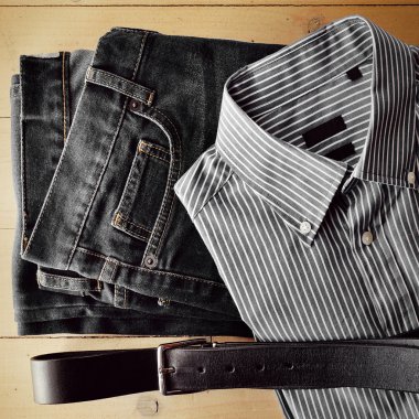 Düz ahşap arka plan üzerinde giyim adam