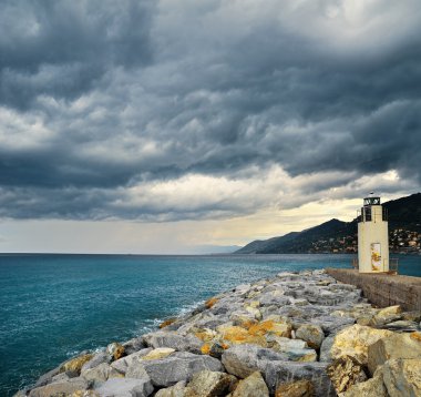 Deniz feneri fırtına kara bulutlar ile