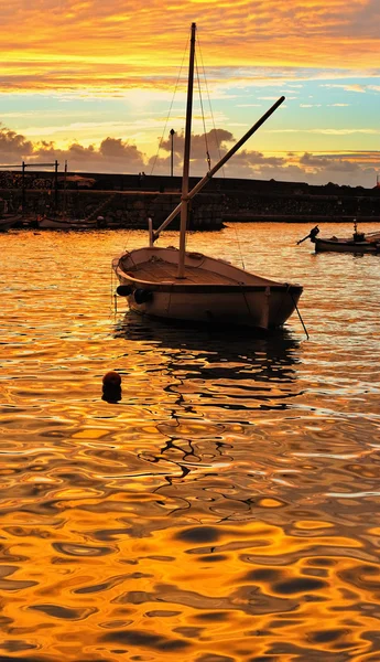 Horgászcsónak arany naplementekor — Stock Fotó