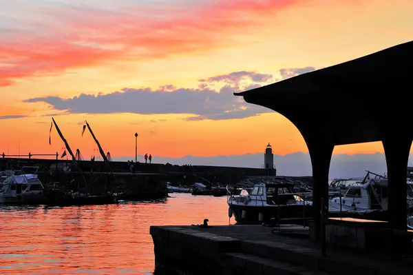 Zonsondergang op zee haven van Camogli — Stockfoto