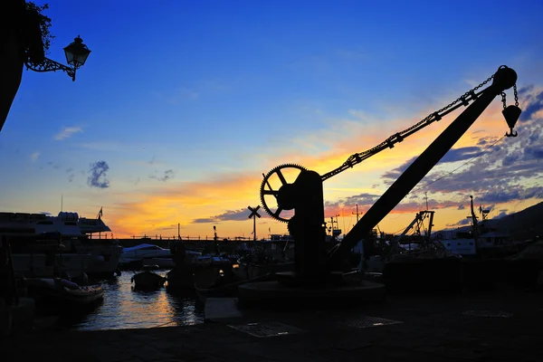 Syluet van lift kraan in de haven bij zonsondergang — Stockfoto