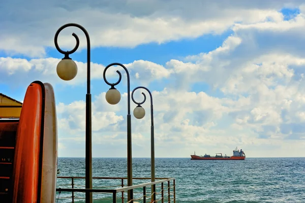 Lichten en schip in de zee in de buurt van Savona — Stockfoto