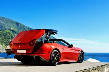 Camogli, Liguria, İtalya - 13 Nisan 2016 Ferrari California T