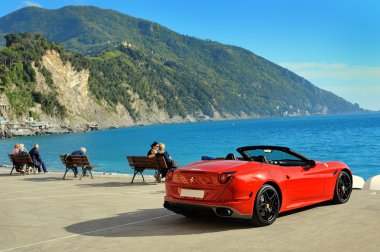 Camogli, Liguria, İtalya - 13 Nisan 2016 Ferrari California T