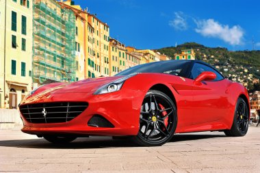 Camogli, Liguria, İtalya - 13 Nisan 2016 Ferrari California T