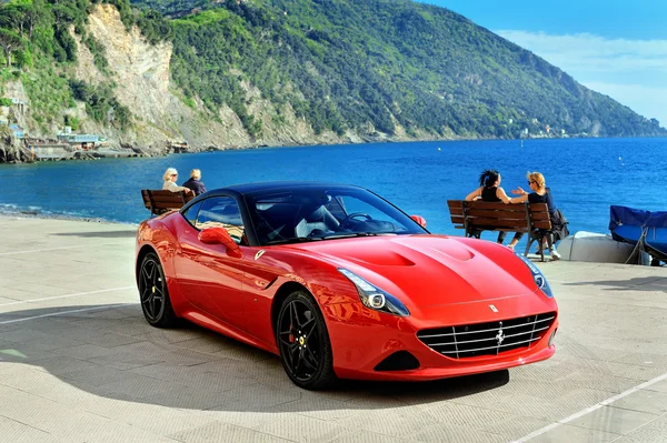 Camogli, Liguria, İtalya - 13 Nisan 2016 Ferrari California T