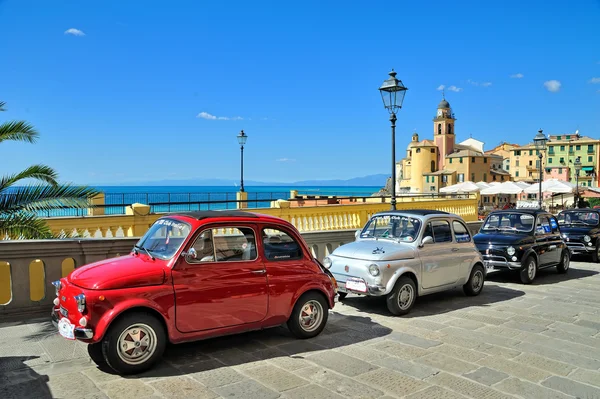 Camogli, Liguria, Italia - 20 de septiembre de 2015 Festival Fiat 500 R — Foto de Stock