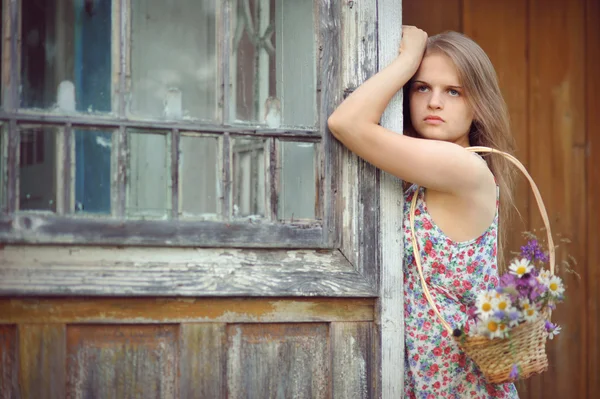 Romántica chica de campo con una cesta de flores silvestres —  Fotos de Stock