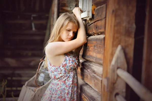 Ρομαντικό κορίτσι λυπημένος κοντά σε ξύλινα τοίχων — Φωτογραφία Αρχείου