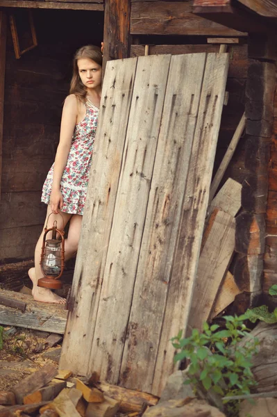 Romantická smutná dívka s lampou ve stodole — Stock fotografie