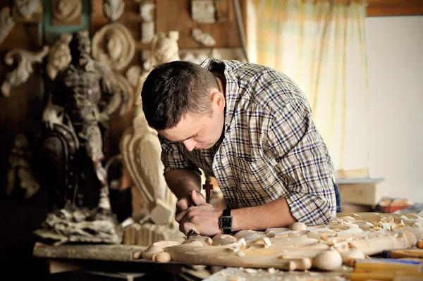 Carver working in his workshop — Stock Photo, Image