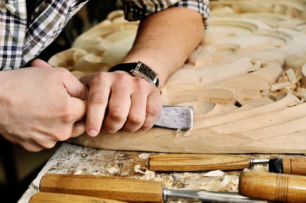 Schnitzerhände arbeiten in Werkstatt mit Meißel — Stockfoto