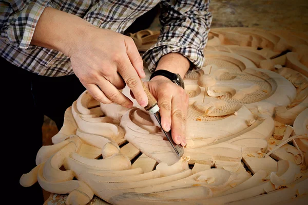 Geschick im Schnitzen von Holz zur Herstellung von Ziergegenständen — Stockfoto