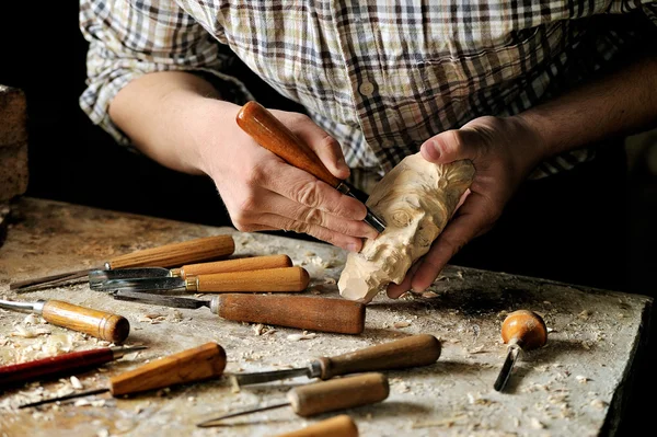 Carver creative works in his studio — Stock Photo, Image