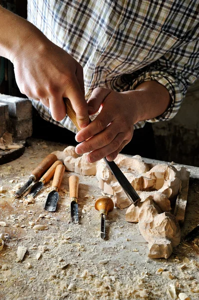 Schnitzer in der Werkstatt schnitzen mit Meißel — Stockfoto