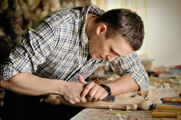 Carver in workshop of wood carving — Stock Photo, Image