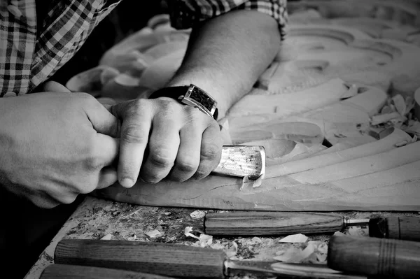 Schnitzerhände arbeiten in Werkstatt mit Meißel — Stockfoto