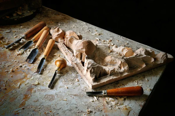 Équipement de coupe dans l'atelier de sculpteur — Photo