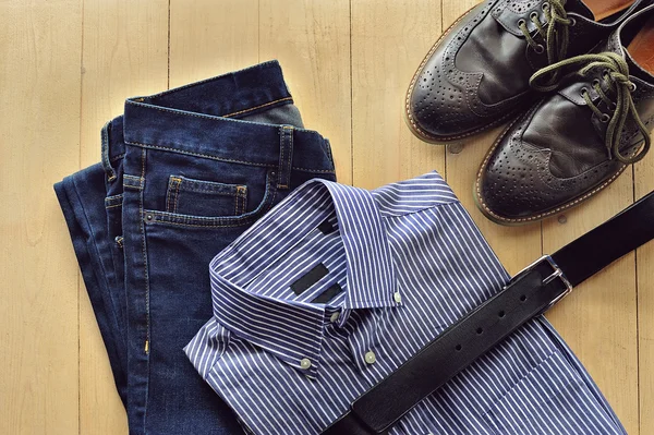 Hombres ropa vista superior sobre fondo de tablero de madera — Foto de Stock