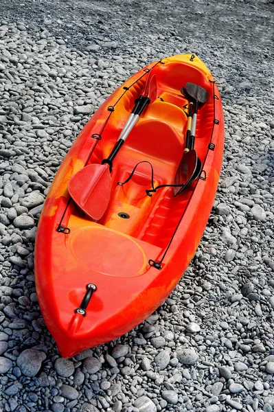 Red kayak with oarson on sea beach — Stock Photo, Image