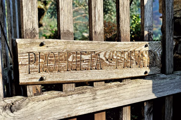 Handmade plate "private territory" on Italian yard — Stock Photo, Image