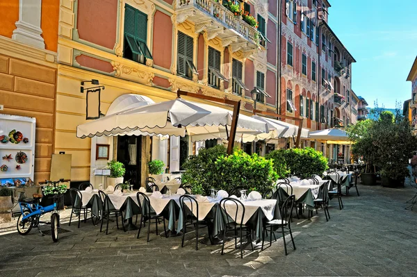 Кафе на вулиці з старого італійською міська — стокове фото