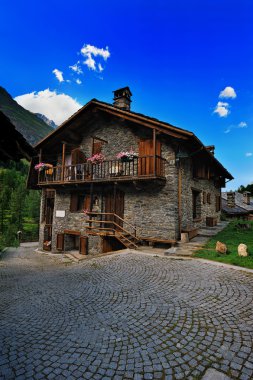 Mavi gökyüzü ile Alp Köyü rustik, eski bir evde