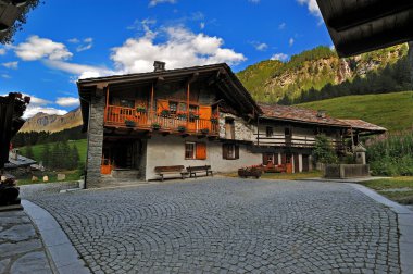 tipik Alp mimarisi içinde Rhemes Notre Dame