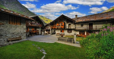 tipik Alp mimarisi, mahkeme içinde Rhemes Notre Dame