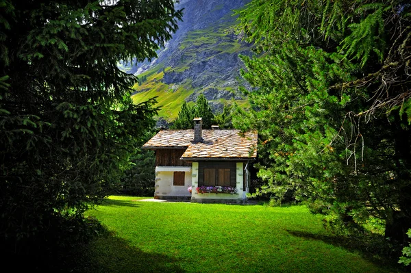 Pequeña casa en complejo alpino en Rhemes Notre Dame, Italia — Foto de Stock