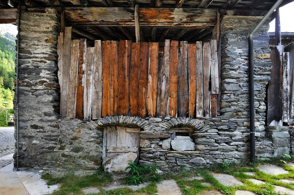 Antiguo granero alpien en pueblo de montaña — Foto de Stock