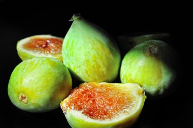 Siyah arkaplandaki incirler